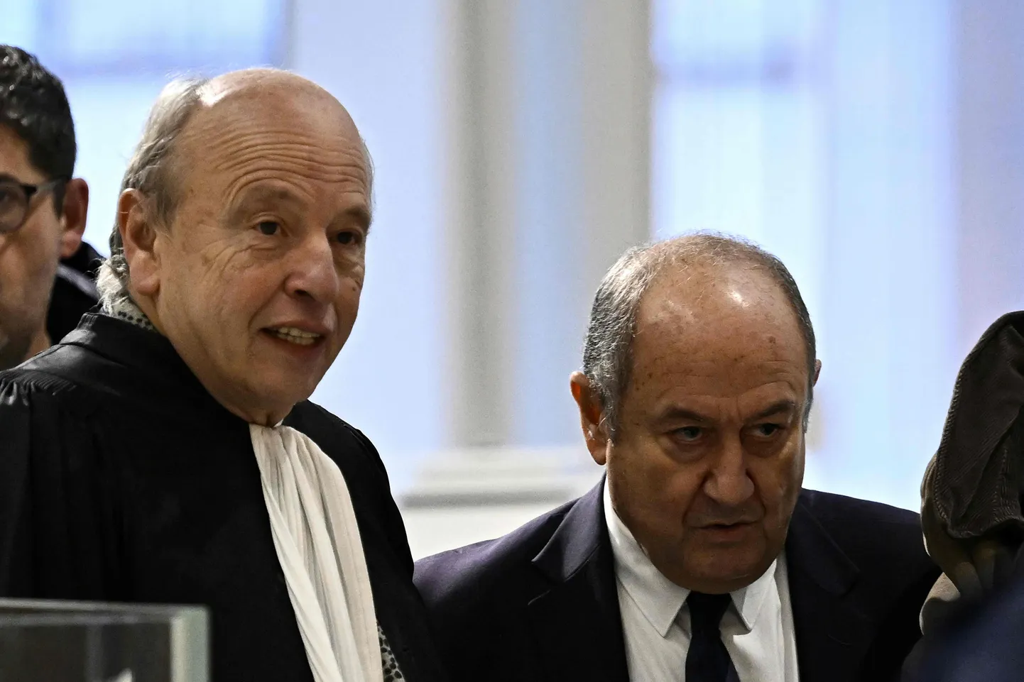Prantsuse endine luurejuht Bernard Squarcini (paremal) ja advokaat Dominique Mattei kohtusaalis. 28. november 2024.