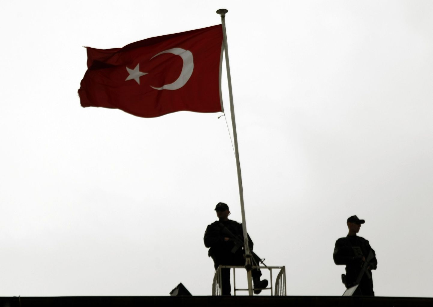 Türgi politseinikud riigilipuga.