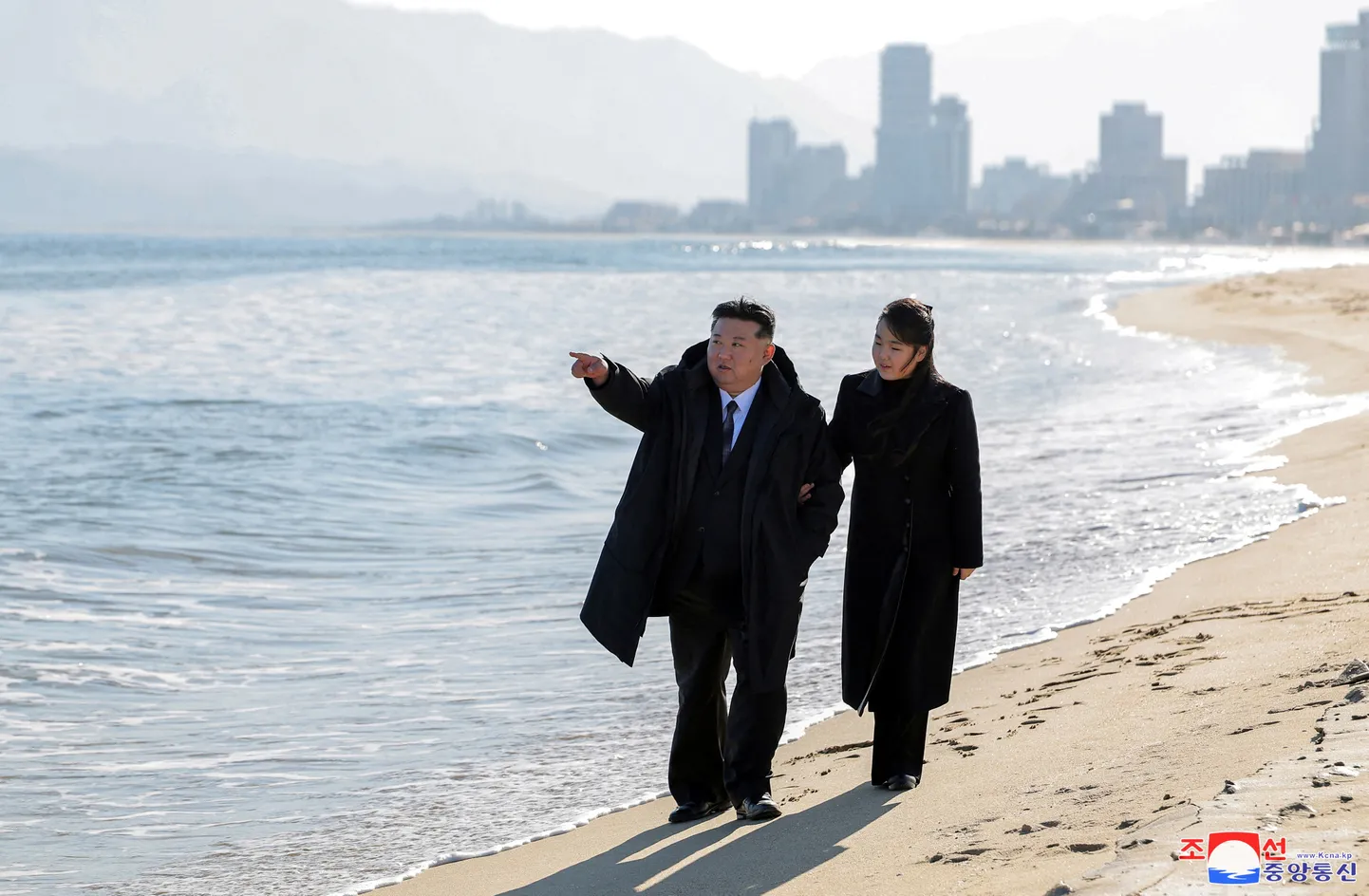 Põhja-Korea diktaator Kim Jong-un koos tütre Kim Ju-aega Wonsan-Kalma arenduse juurde kuuluvas kuurordis riigi idarannikul.