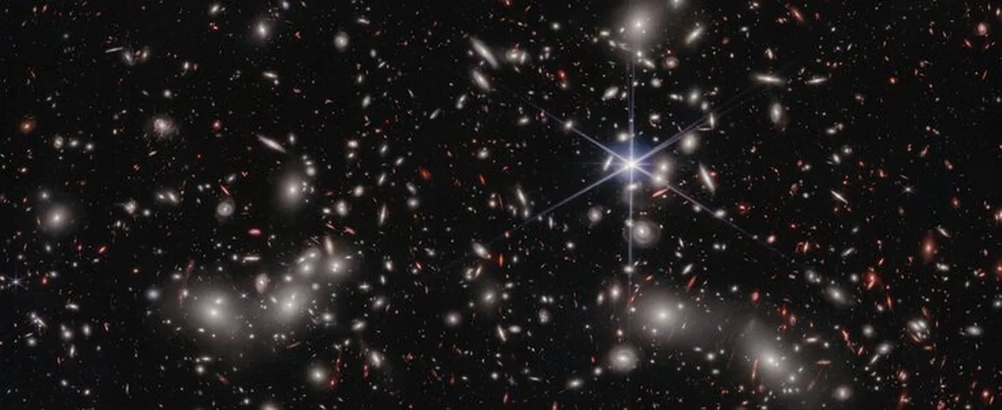 Pandora klaster (Abell 2744). Kasutades NASA/ESA/CSA James Webbi kosmoseteleskoobi erakordseid võimalusi, on rahvusvaheline teadlaste meeskond saanud esimesed spektroskoopilised vaatlused kõige nõrgematest galaktikatest universumi esimese miljardi aasta jooksul.