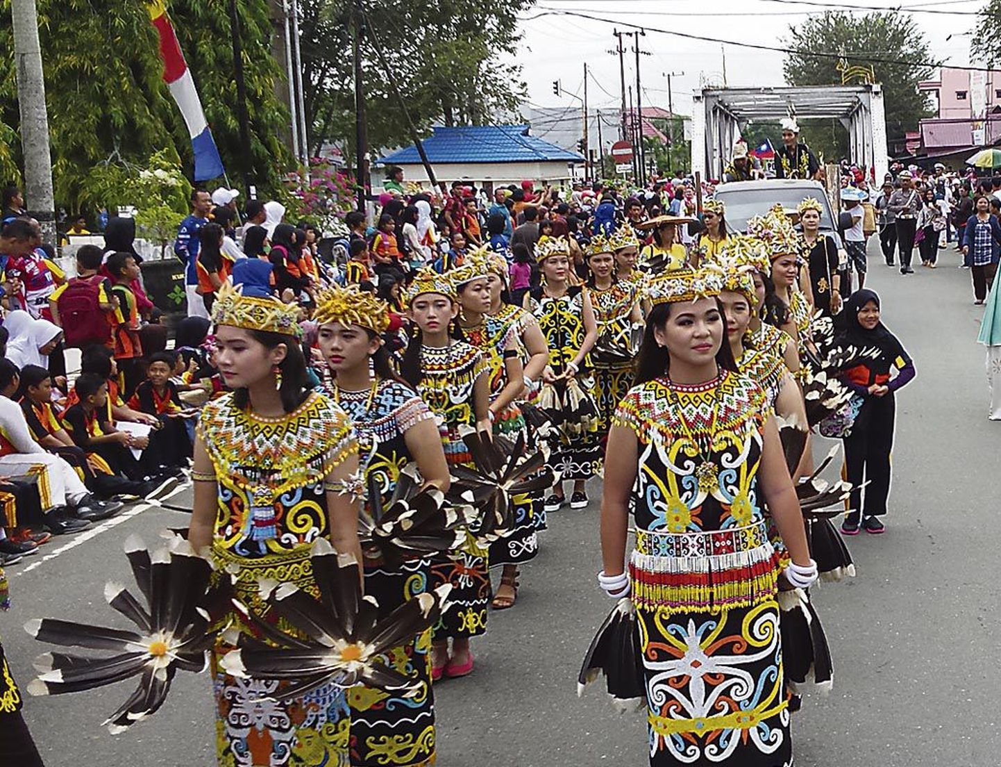 Borneo saarel on sajandeid peetud Erau pidu, kuhu sultan viimastel aastatel on rahvusvahelise folkloorifestivali raames kutsunud külalisi mujaltki maailmast.