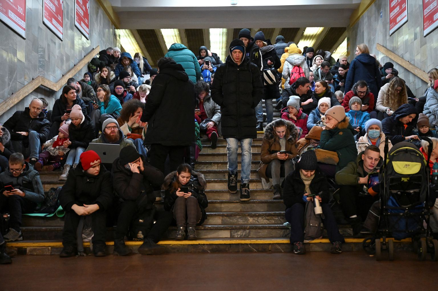 В Киеве люди искали убежище в метро.