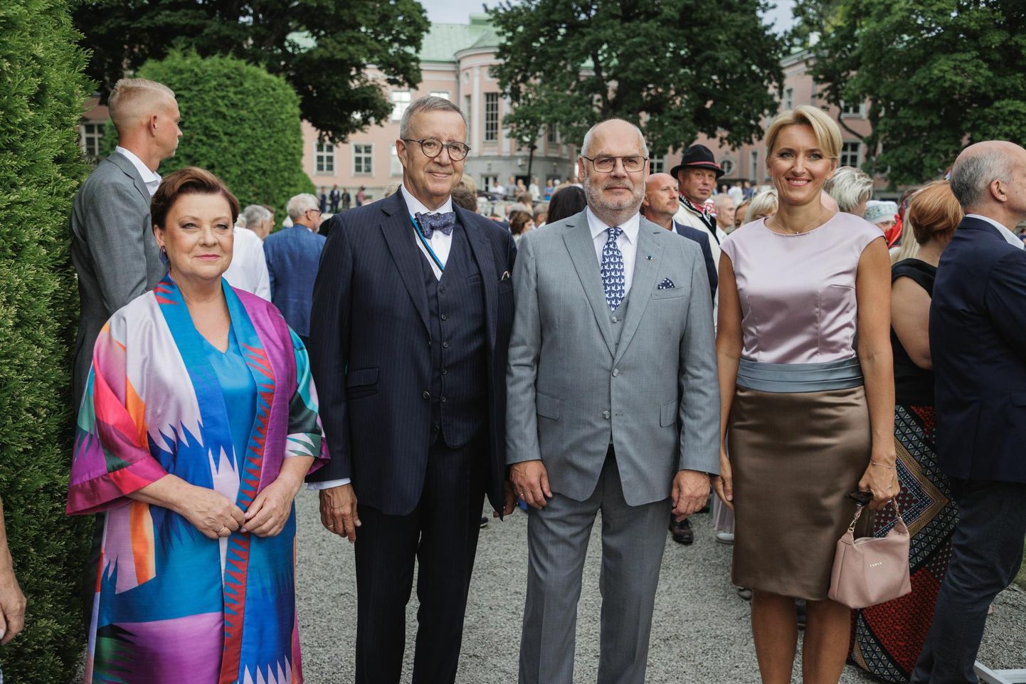 Roosiaia vastuvõtul oli presidente rohkem kui üks. Pildile jäid president Alar Karis ja president Toomas Hendrik Ilves abikaasadega.
