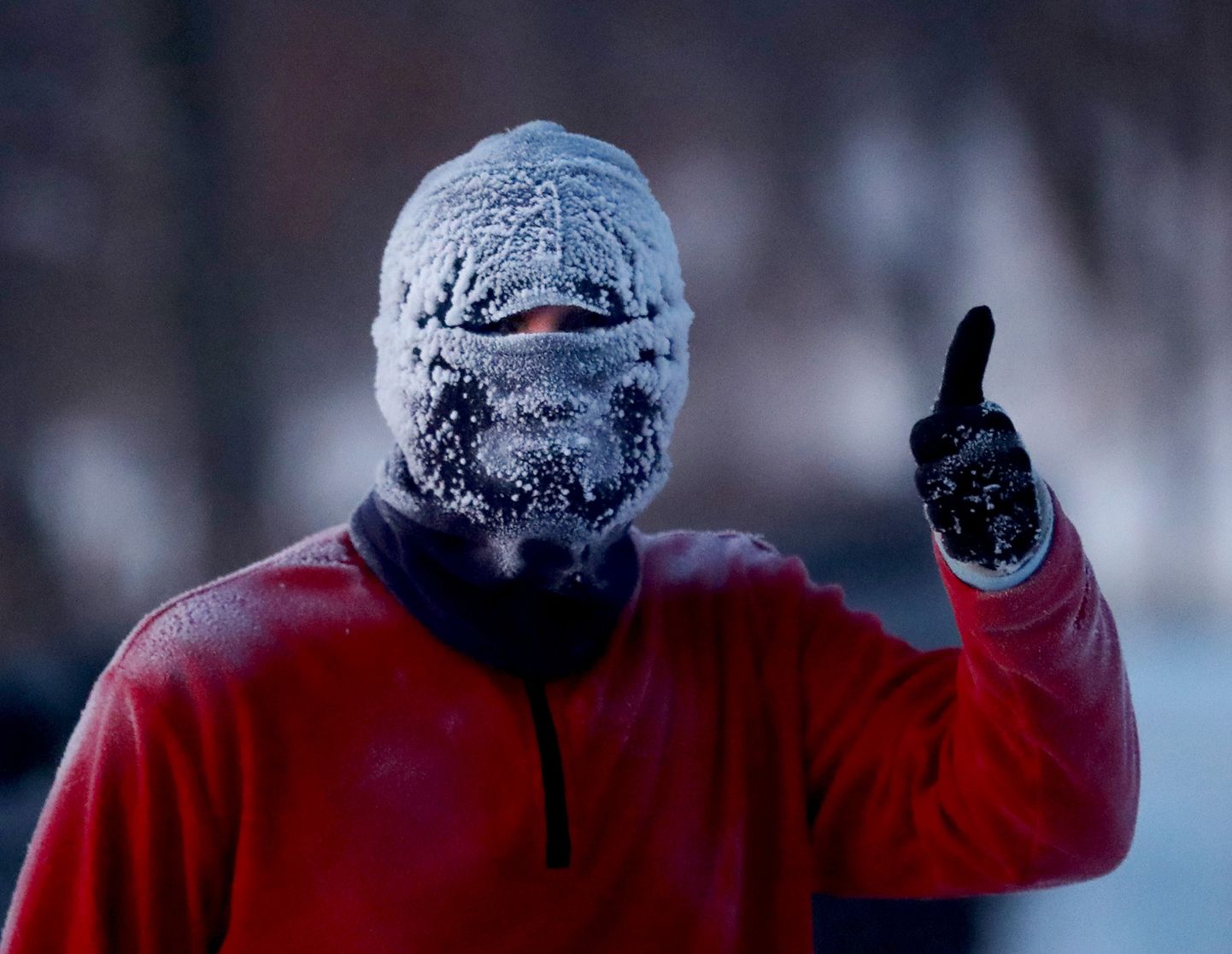USAd tabanud külmast hoolimata hommikujooksu harrastav mees.