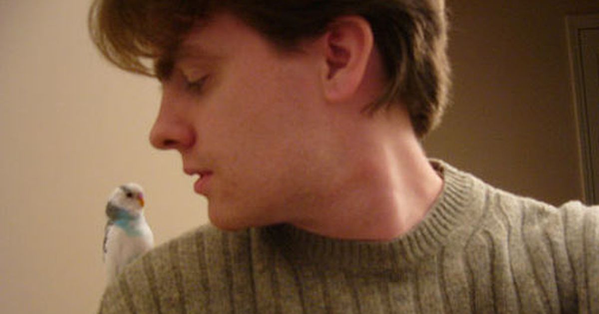 Что значит выражение через плечо. Человек плюёт через плечо. Когда надо сплевывать через левое плечо. Сплюнуть через левое плечо. Сплюнуть через левое плечо.