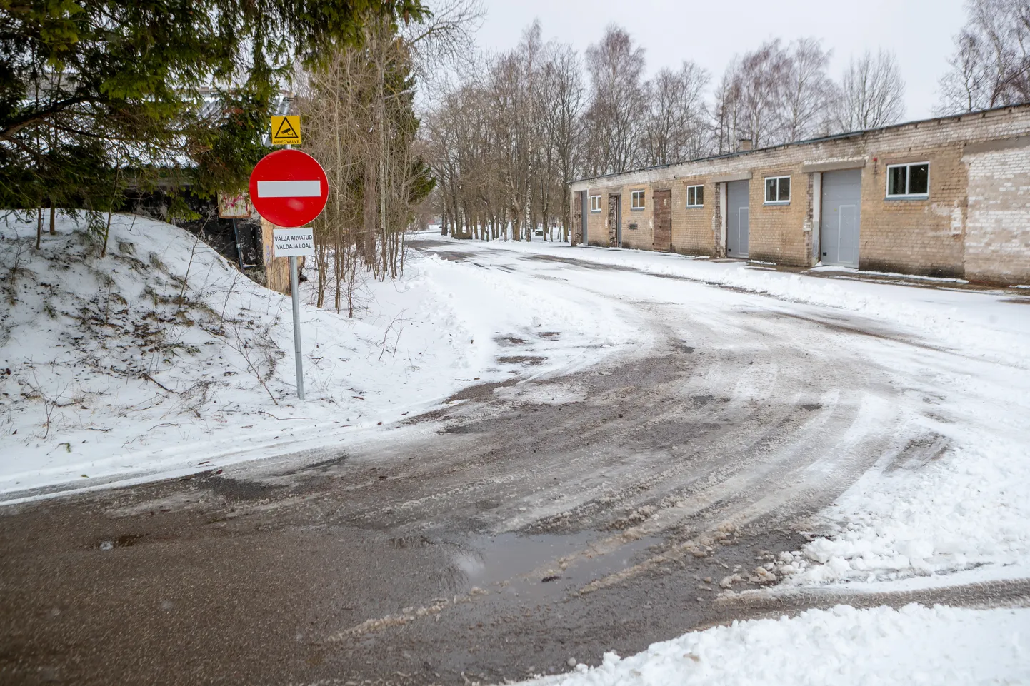 VALDAJA LOAL: Kinnistu omaniku sõnul on tal 9 inimesega sõlmitud kokkulepe, kes panustasid ka teeremonti, võivad teed edasi kasutada.