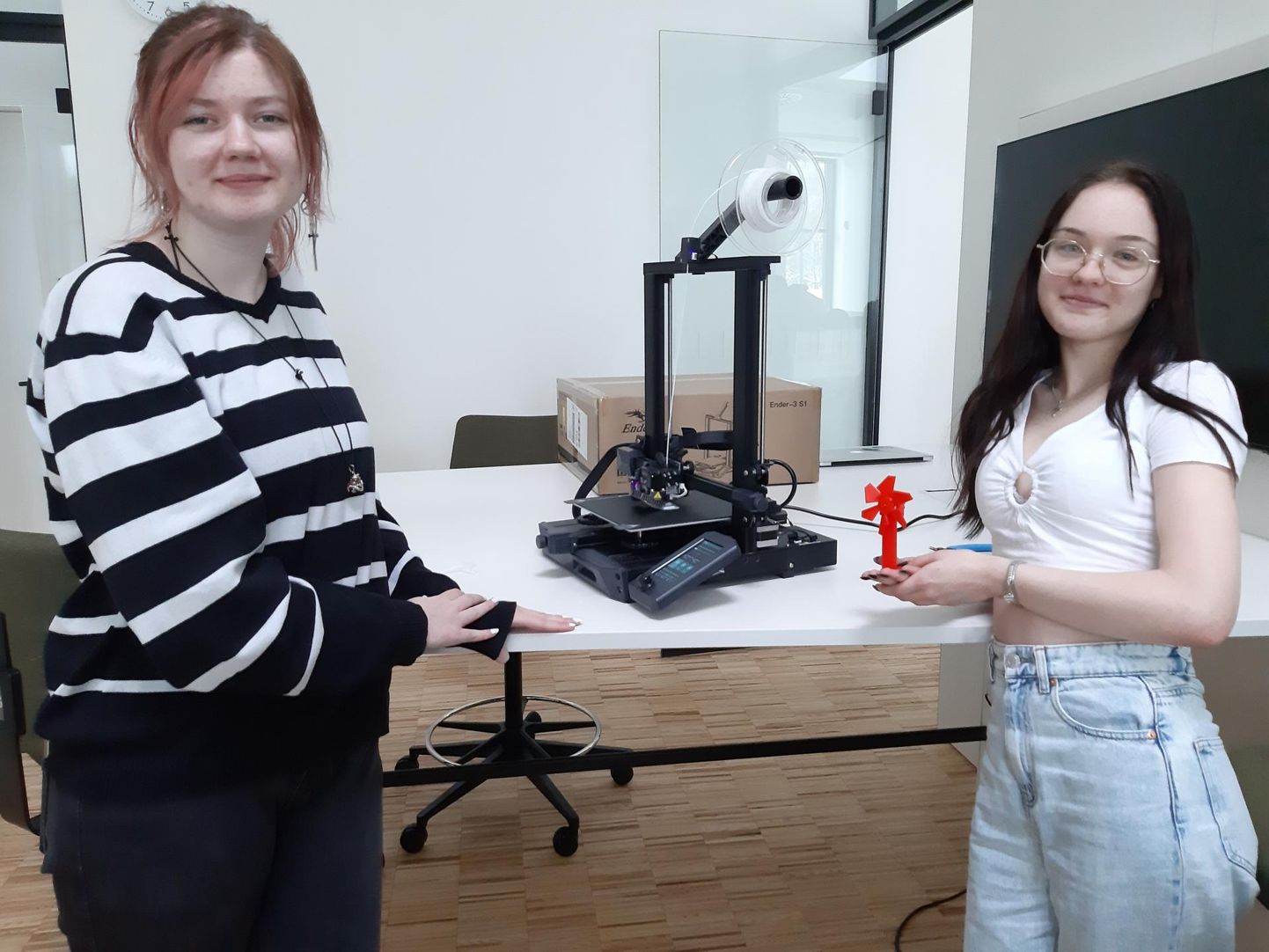 11. klassi õpilased Ester Allaberg ja Evle Lys Tammik avastavad 3D-printeri võimalusi.