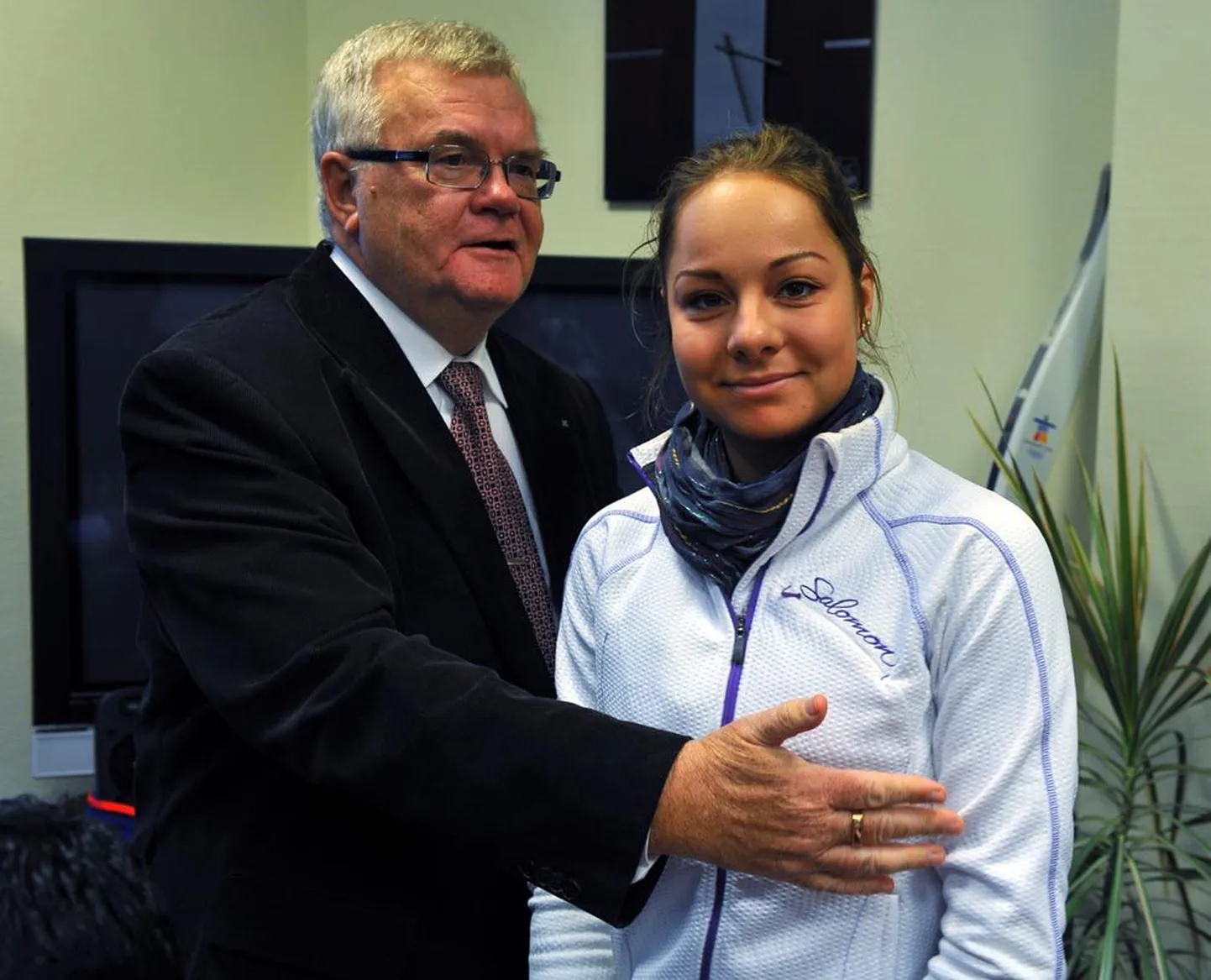 Paariks päevaks Eestisse põiganud Jelena Glebova sai eilsel pressikonverentsil kallistuse ka Eesti Uisuliidu presidendilt, Tallinna linnapealt Edgar Savisaarelt.