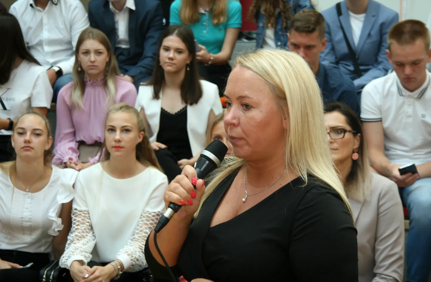 Jõhvi gümnaasiumi direktor Tatjana Ait leiab, et riigieksamiteks drillimise asemel tuleks noori ette valmistada selleks, et nad ülikoolis hästi hakkama saaksid. Pilt on tehtud viimasel avaaktusel.