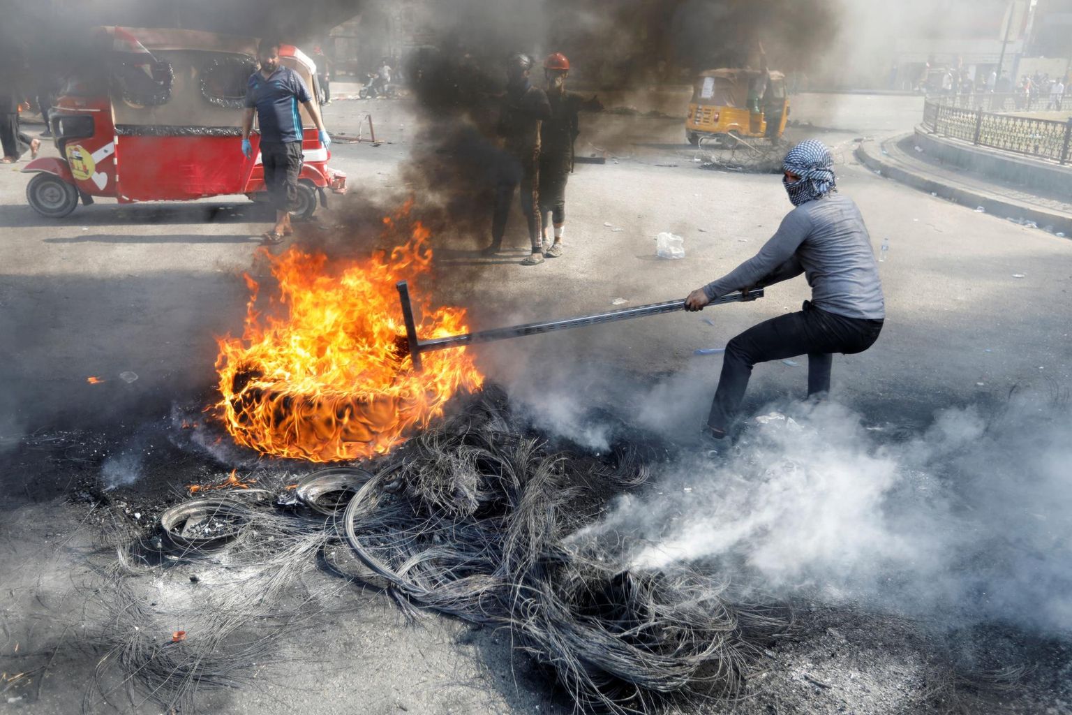 Meeleavaldajad kasutasid Bagdadis liikluse blokeerimiseks põlevaid rehve. FOTO: Khalid Al-mousily/reuters/scanpix