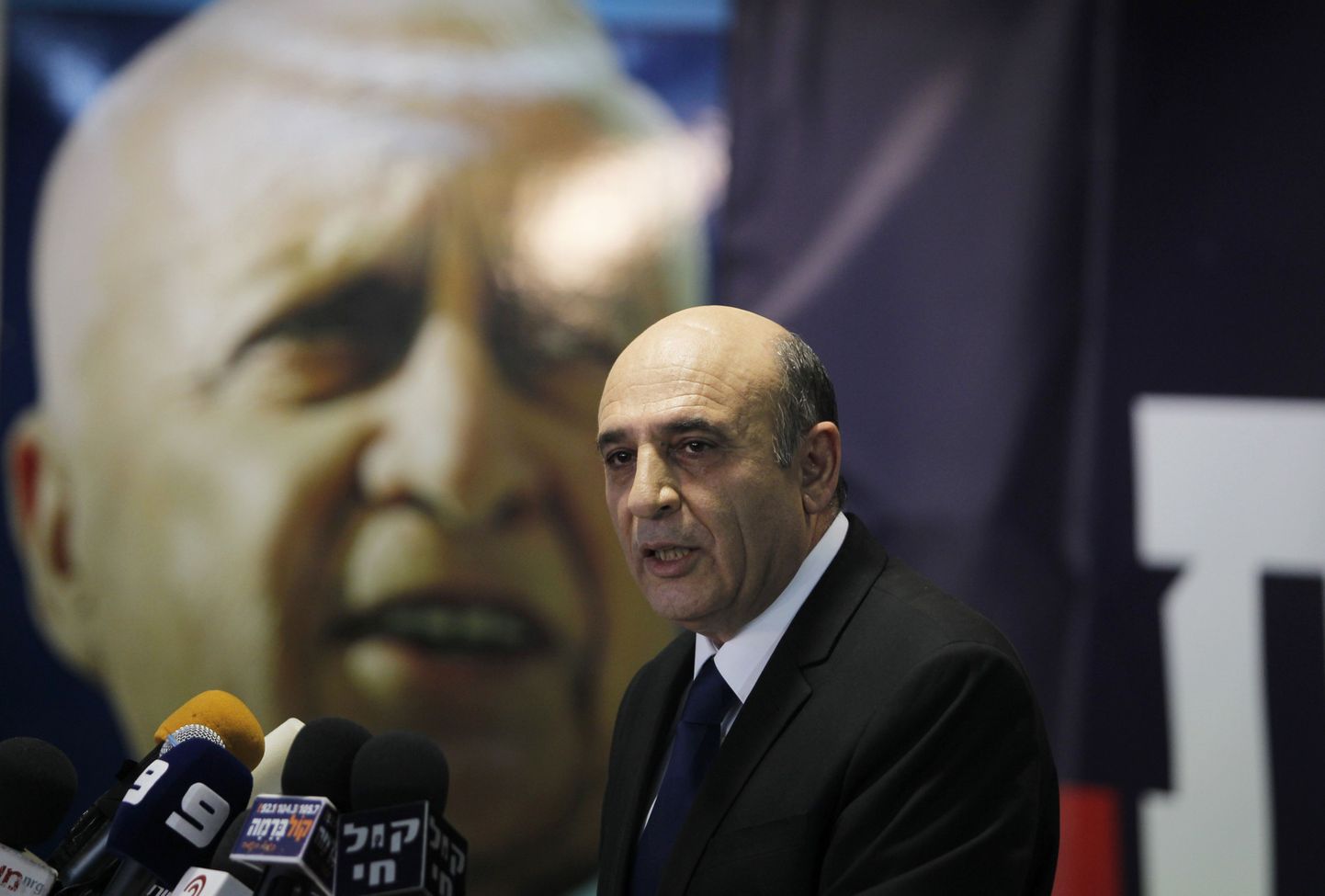 Kadima partei juht Shaul Mofaz teatas erakonna võimuliidust lahkumisest.