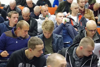 Ajateenijad täidavad ankeeti.