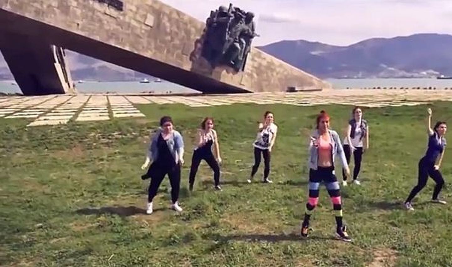 Venelannad tantsimas Novorossiiski sõjamemoriaali juures