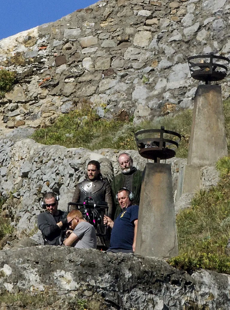 «Troonide mängu» võtted Hispaanias San Juan de Gaztelugatxes, pildil Kit Harington Jon Snowna ja Liam Cunningham Lord Davos Seaworthina