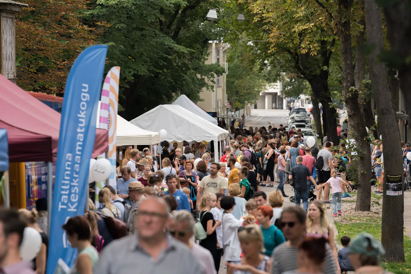 Kirjandustänava festival Kadriorus.
