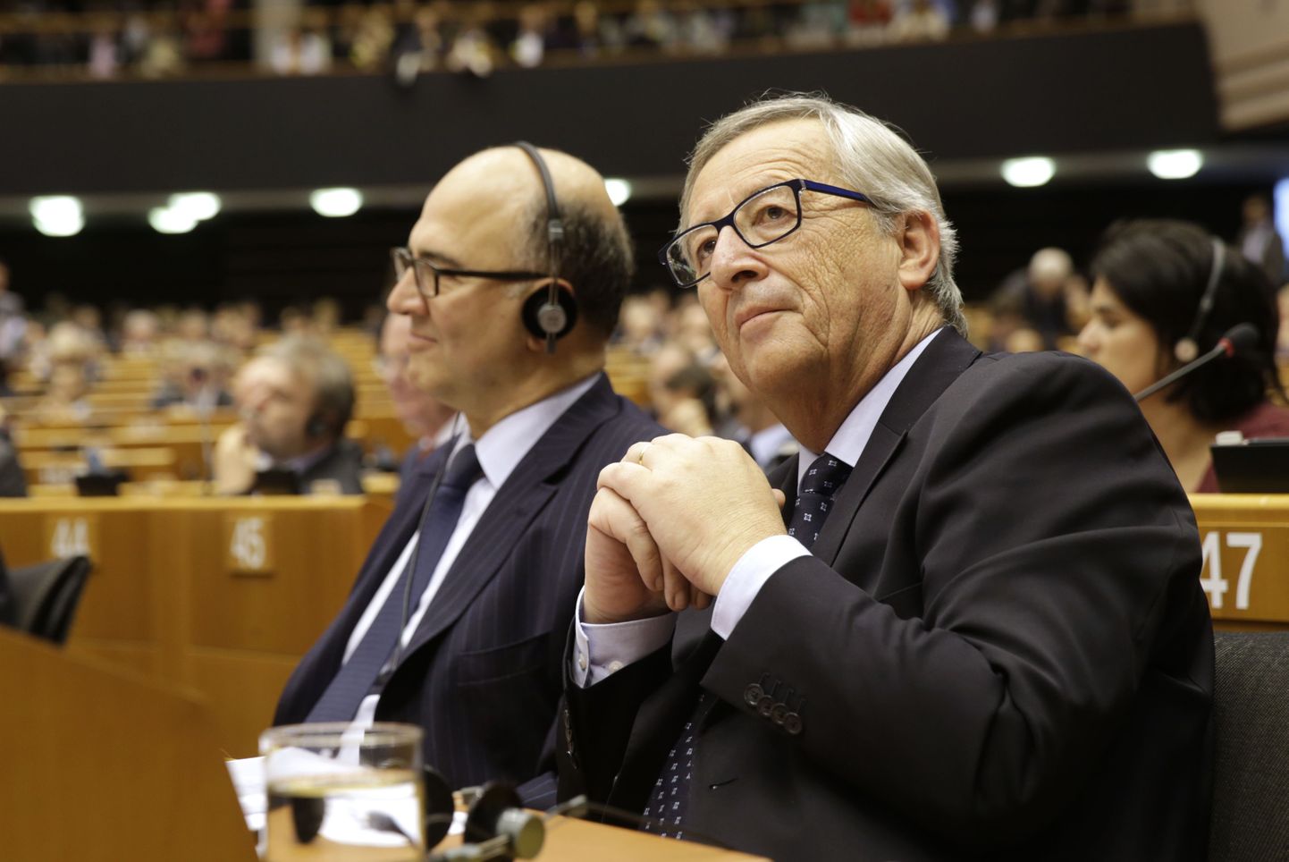 Euroopa Komisjoni president Jean-Claude Juncker (paremal) finantsvolinku Pierre Moscoviciga Euroopa parlamendis.