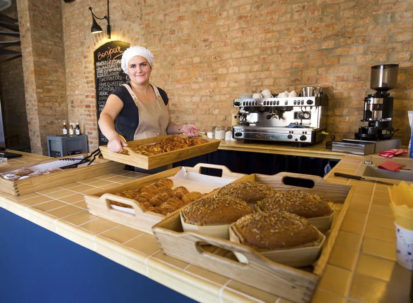 Kantrekülas Tehnika tänaval on pagariäri Caramel avatud kuuendat päeva. Pagar-kondiiter Gerda Härm asetab värskeid saiakesi letile.