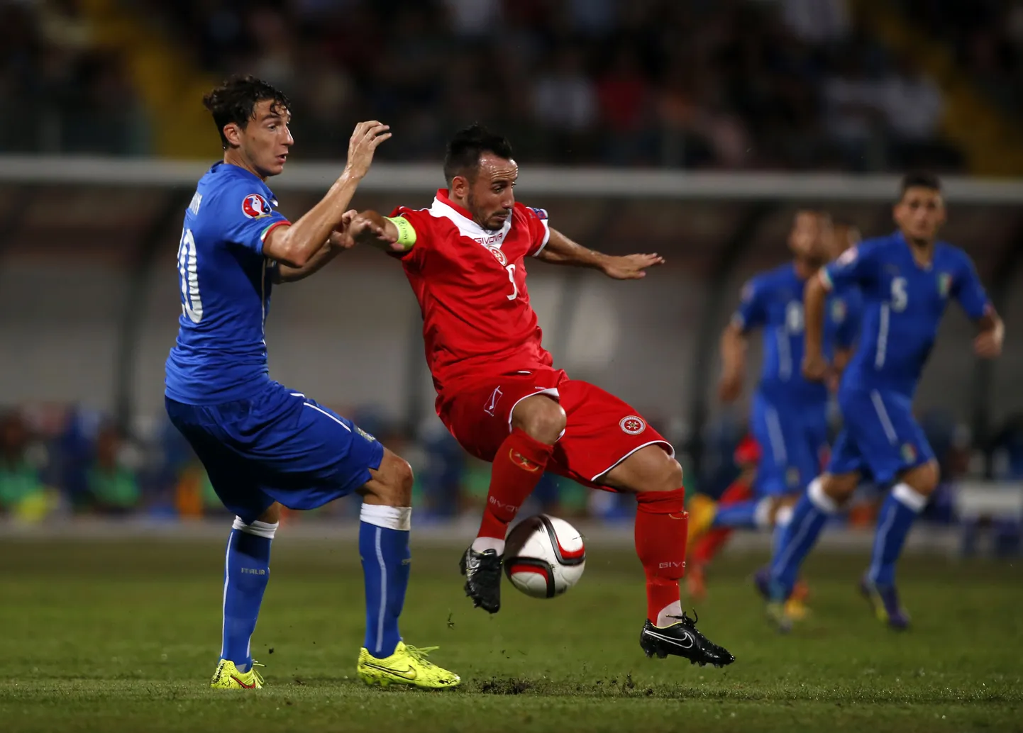 Malta jalgpallikoondise kapten Michael Mifsud (keskel).