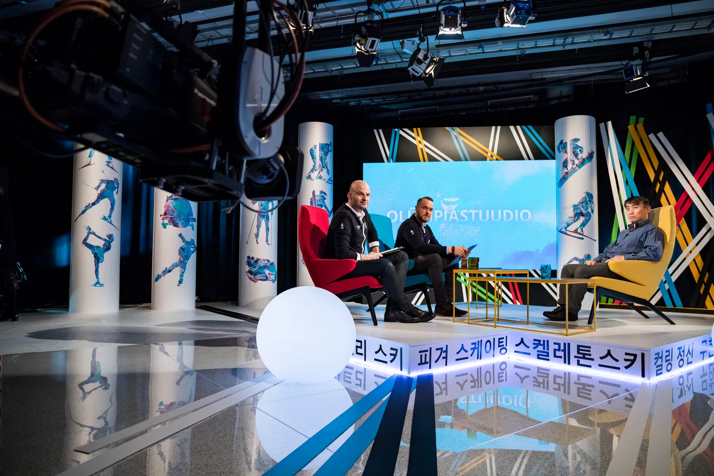 Rasmus Kaggel (vasakul) ja Madis Kimmelil oli esimeses saates külas 20 aastat Eestis elanud ja eesti keelt valdav Lõuna-Korea päritolu Joeng Gon Kim.