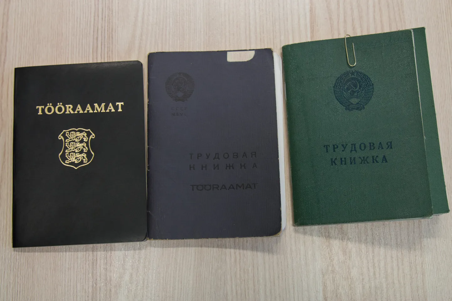 Трудовые книжки жителей Эстонии разных лет на столе в отделении Департамента социального страхования, Пярну, 2017 год. На основании данных из этих документов, рассчитывается размер пенсий.