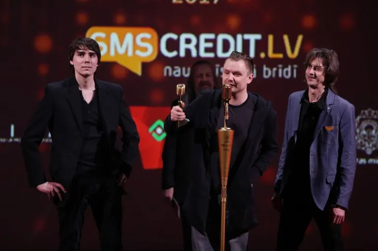 2016. gadā “Zelta Mikrofonu” saņēma "Dzelzs Vilks" albums “Perfekta rītdiena”.
