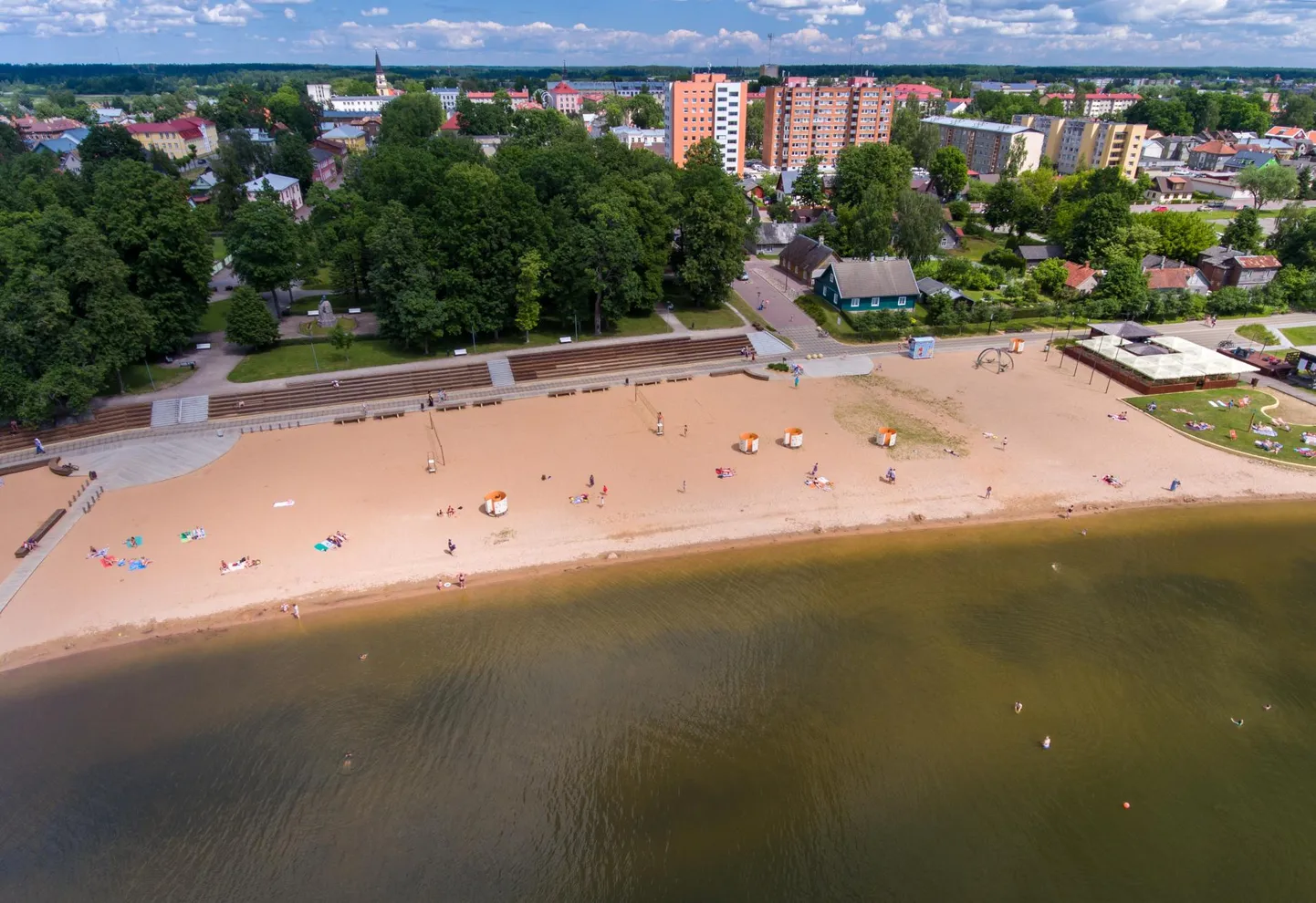 Vee kvaliteet on pideva kontrolli all ka Võrus Tamula järve suplusrannas.