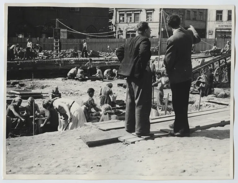 1953. aasta Raekoja platsi arheoloogilised kaevamised. Kaevamiste Eesti-poolne juhataja Osvald Saadre seisab pildil esiplaanil vasakul.