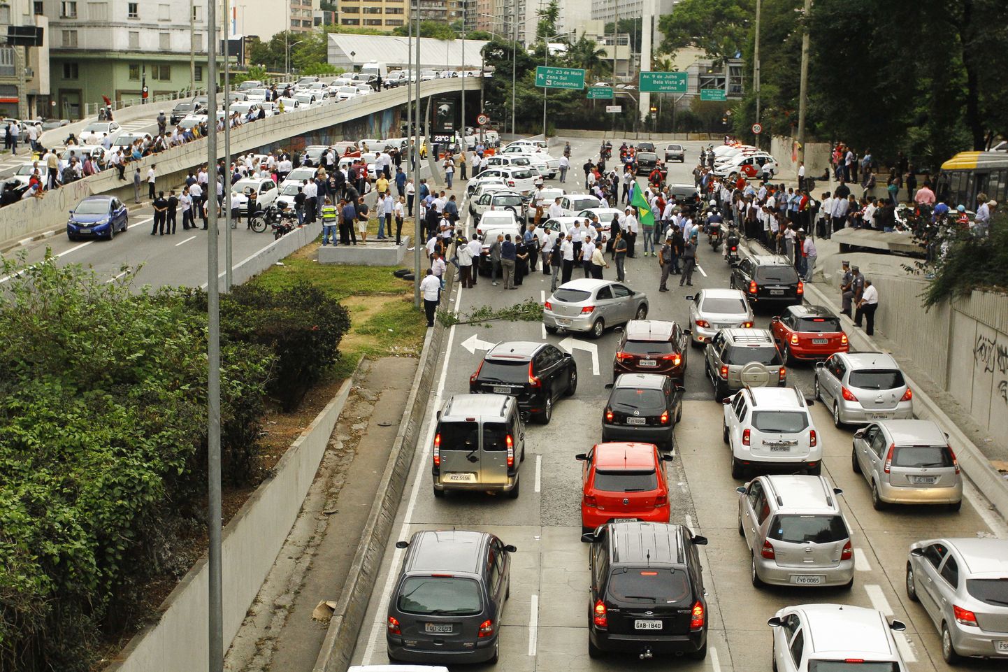 Taksojuhid Sao Paulo tänavatel protestimas.