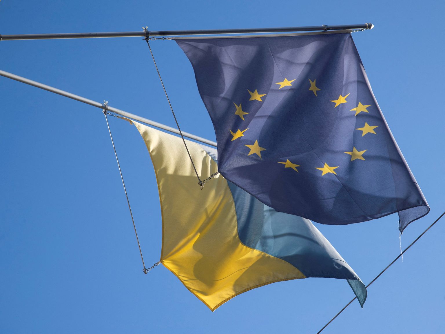 Флаг ЕС развивается рядом с флагом Украины.