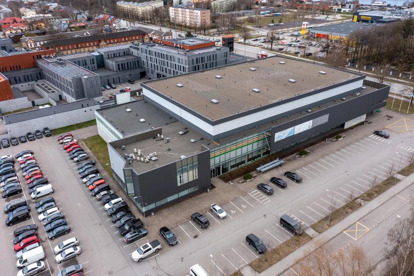 Parkimine Pärnu spordihalli parklas muutub argipäeviti tasuliseks. 