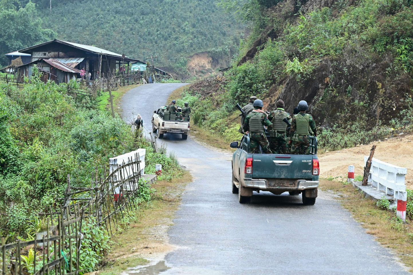 Myanmari Ta'angi Rahvusliku Vabastusarmee võitlejad suundumas rindele.