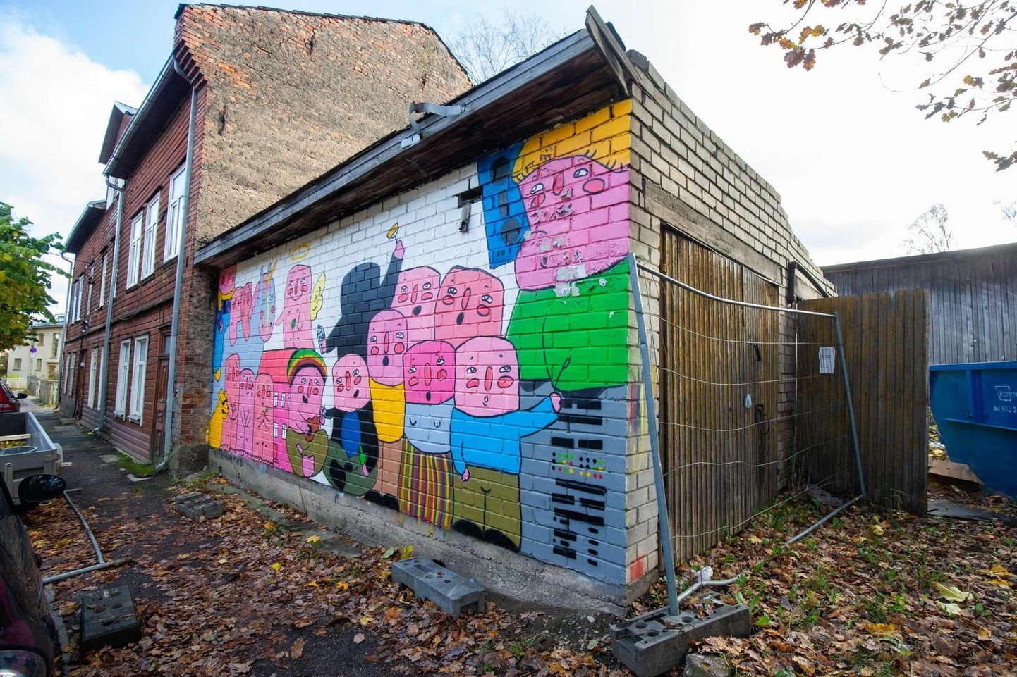 Õnne tänava algusest lammutatakse garaaž, mille seinal on Tartu Waimude taies.
