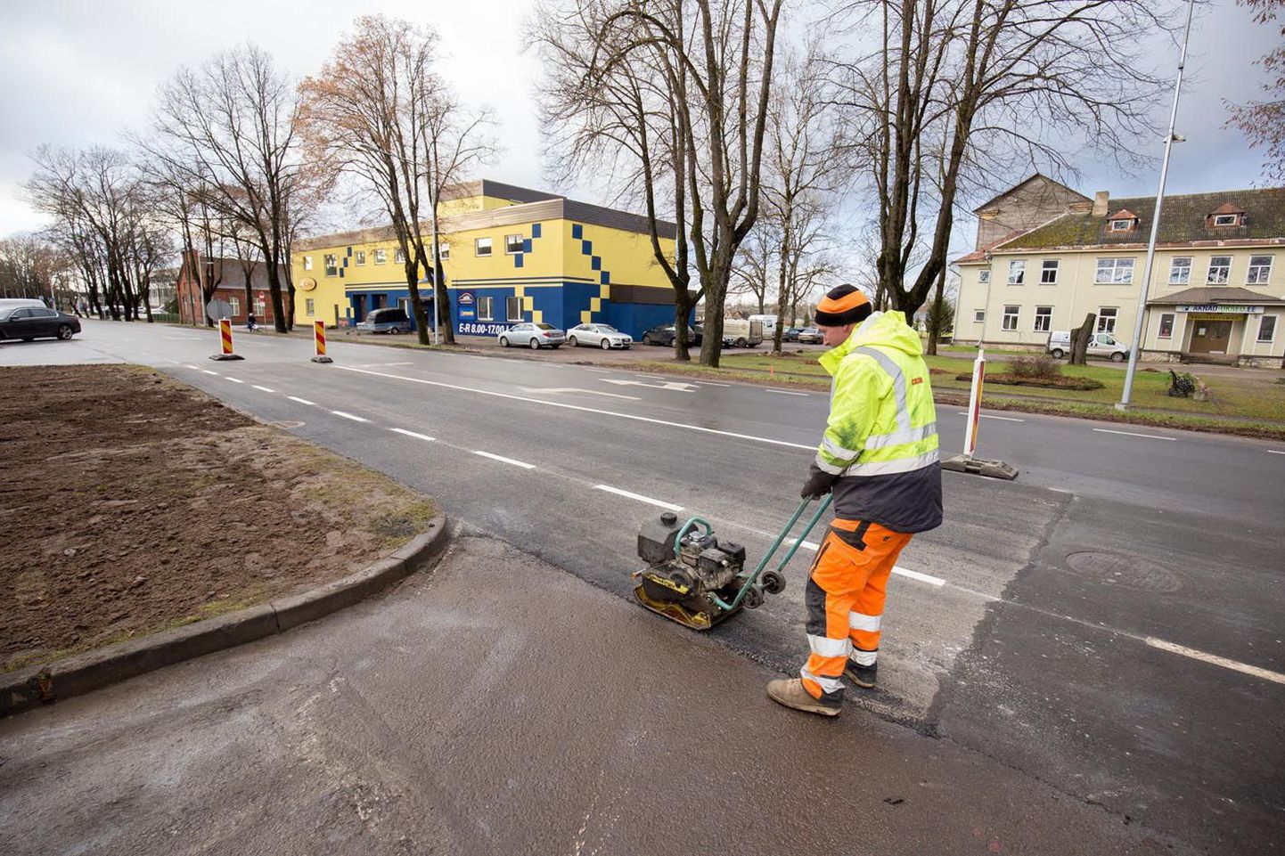 Paides vastremonditud Pärnu tänavalt freesiti uus asfalt osaliselt üles, paigaldati vee ärajuhtimissüsteem ja pandi asfalt suure laiguna tagasi.
