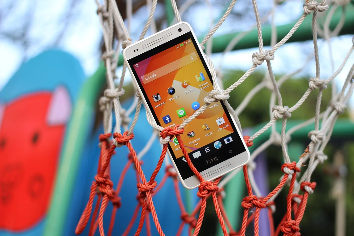 Смартфон Android. Иллюстративное фото.