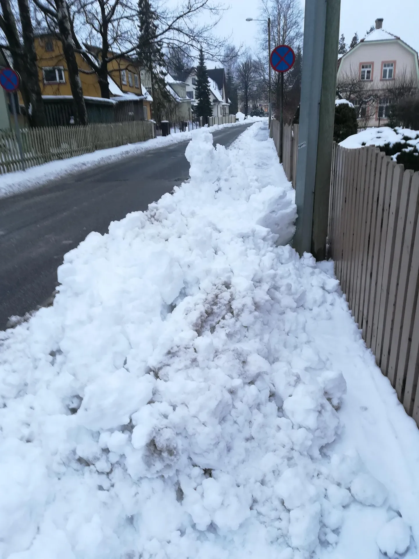 Sahk lükkas äsja puhastatud kõnniteele Lembitu 3 maja kõrval paksu lumevaalu.
