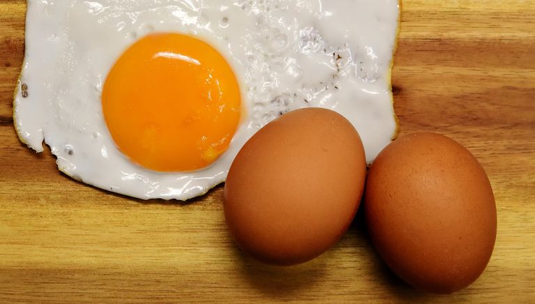 В желтке большого яйца примерно 185 грамм холестерина]В желтке большого яйца примерно 185 грамм холестерина.