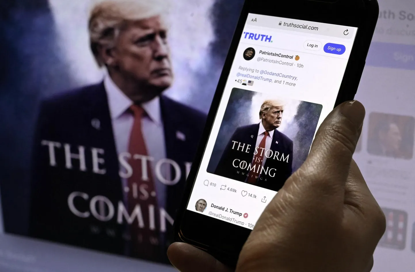Donald Trumpi sotsiaalmeediaplatvormi Truth Social mobiiltelefoni vaade. Tagaplaanil Donald Trump.