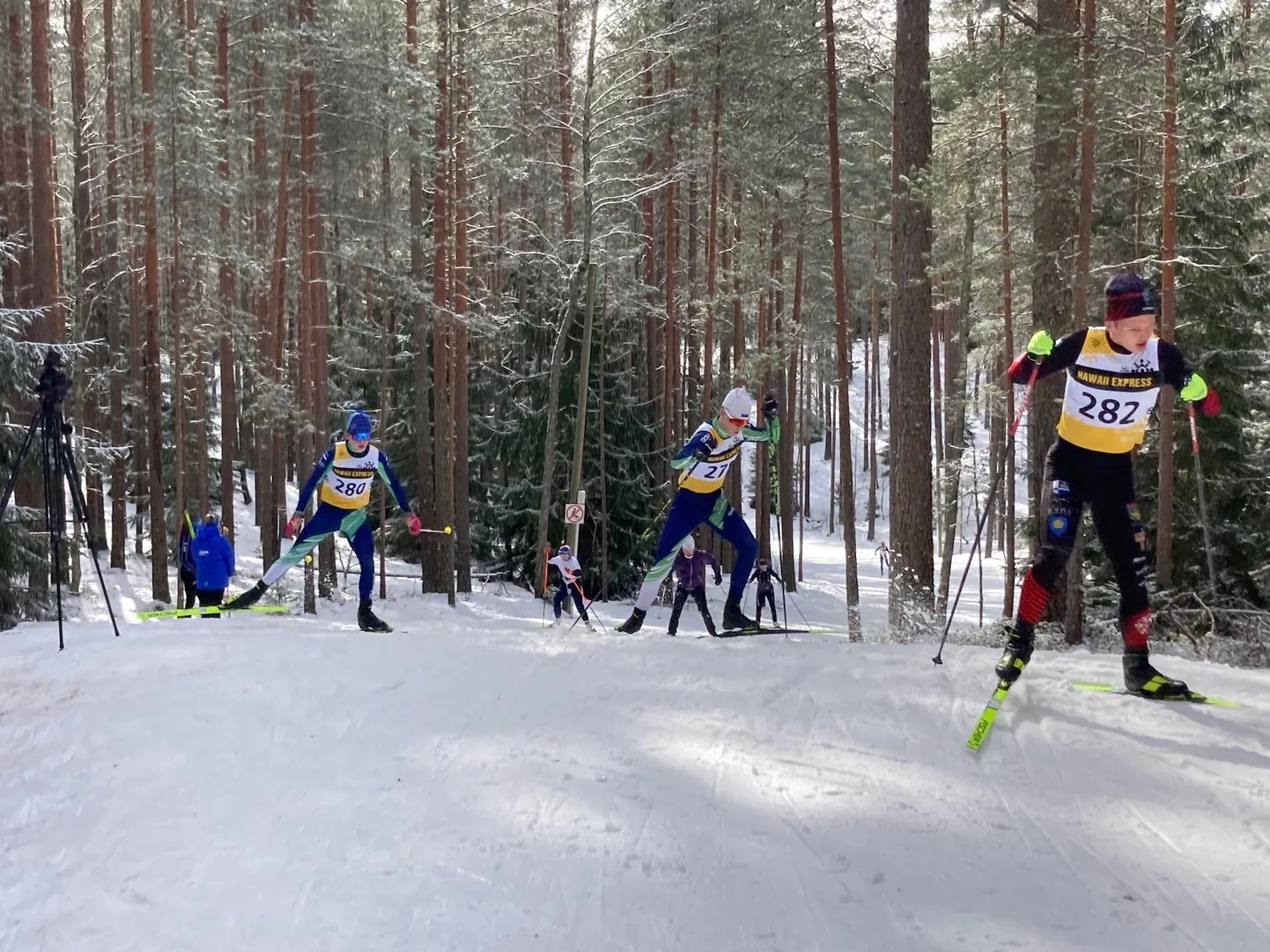 Tamsalu AO Suusaklubi lapsed võistlemas.
