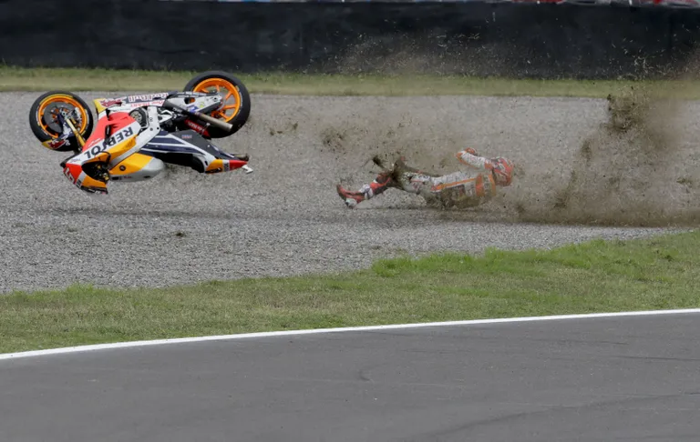 Marc Marquez kukkus liidrikohalt ja pidi katkestama. FOTO: Natacha Pisarenko/AP/Scanpix