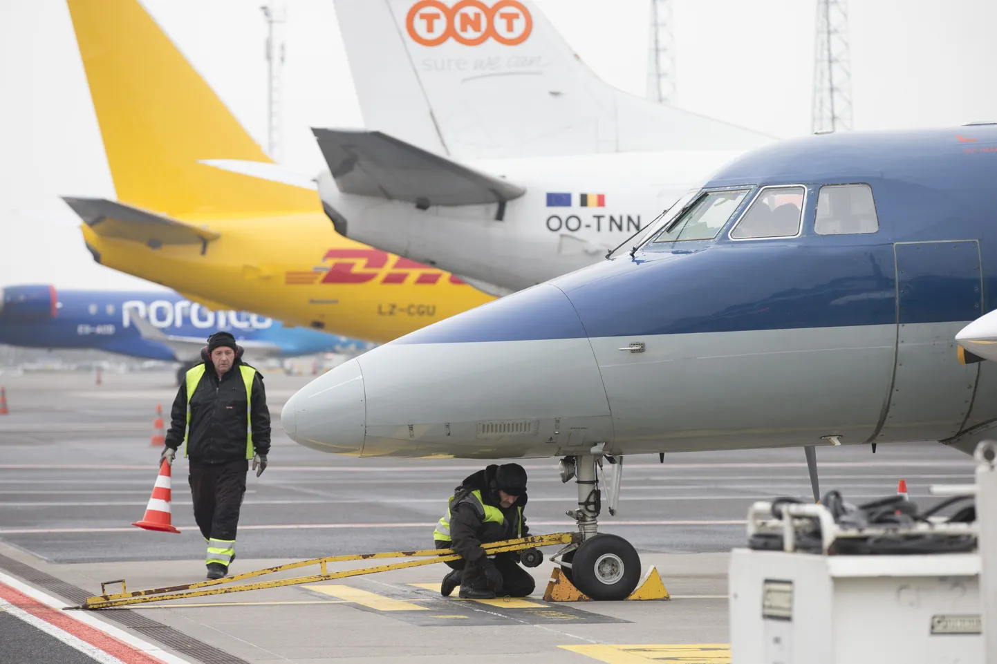 Kuni 1. aprillini sõitis mandri ja suursaarte vahet Avies, kelle lennuloa peatas lennuamet likvideerimata puuduste pärast.