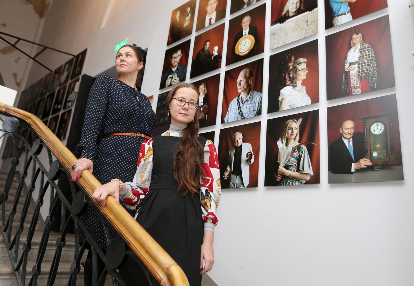 Raamatute autorid, ülikooli muuseumi direktor Mariann Raisma (vasakul), kuraator Janet Laidla, taustal osa näitusest «Tartu Ülikooli sada nägu».