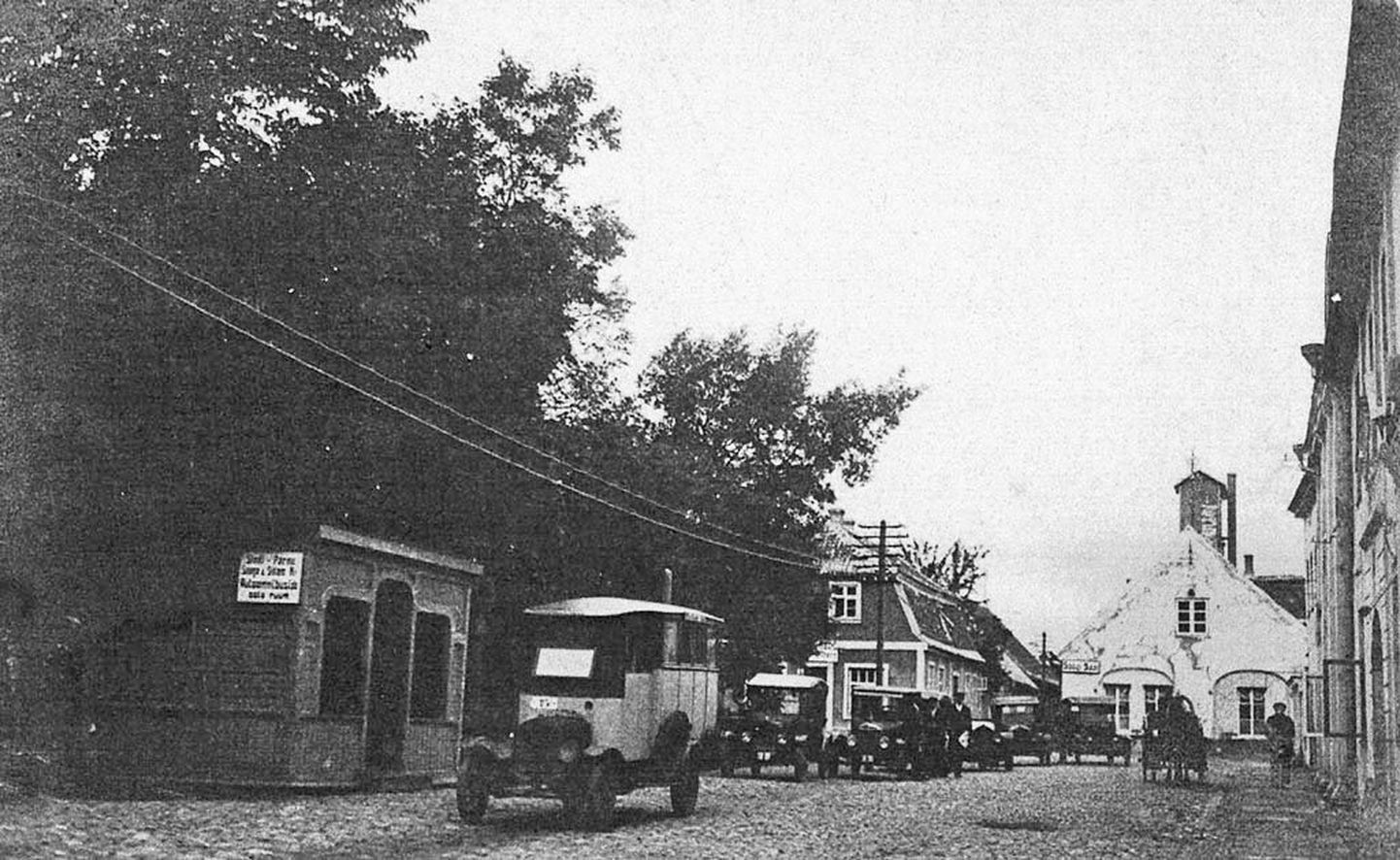 Autobuss Pärnust Sinti väljus Lastepargi kõrvalt Munga tänavalt. Foto pärineb 1926. aastast.