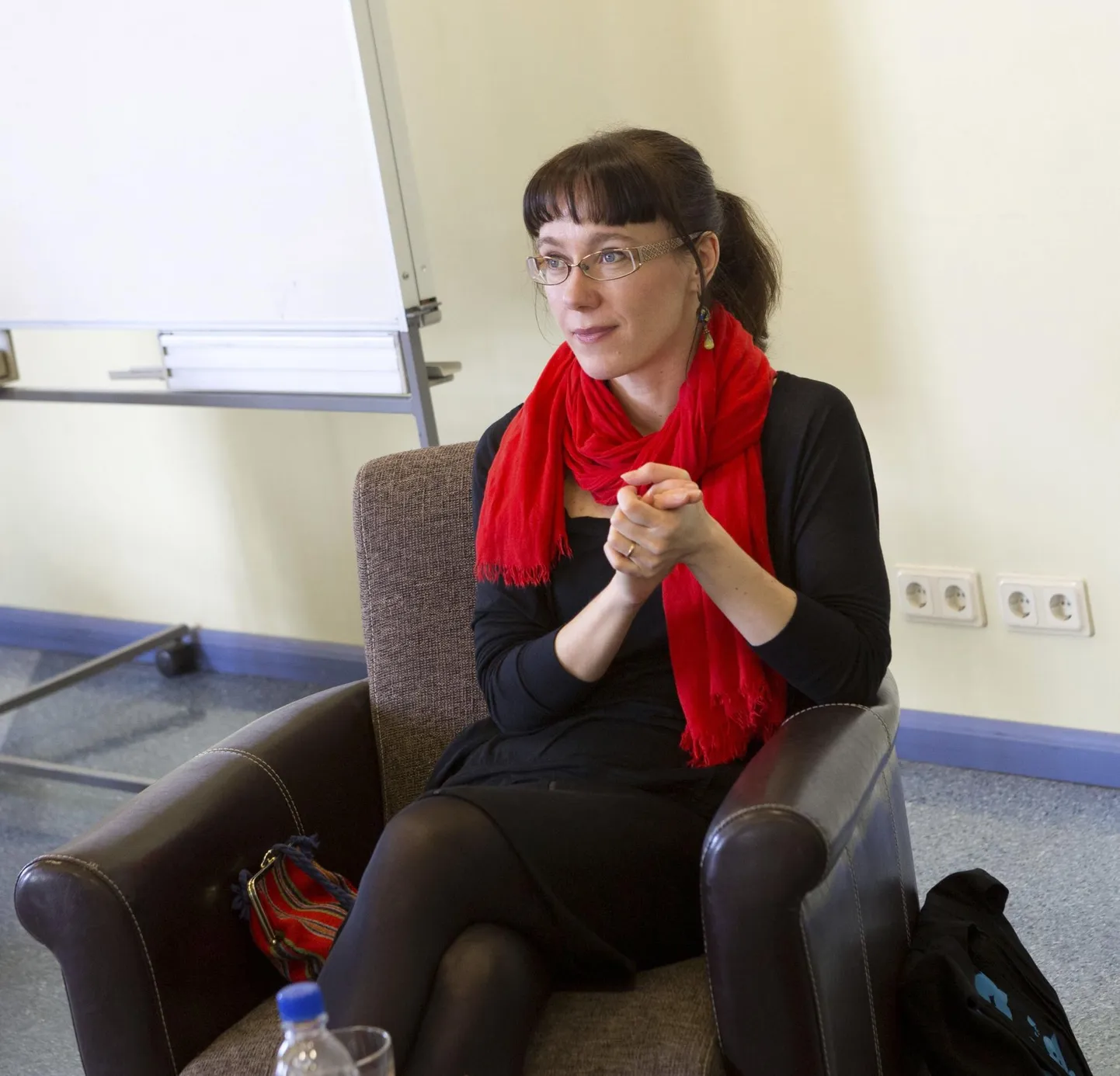 Eva Koff õppis Tartu Ülikoolis prantsuse keelt ja kirjandust, õpetab prantsuse keelt Tallinna vanalinna hariduskolleegiumis. Lisaks tõlkimisele ja kümnele raamatule on kirjutanud stsenaariumi Vikerraadio lastesaatele «Mina lood» ja ETV lastesaatele «Lastetuba».