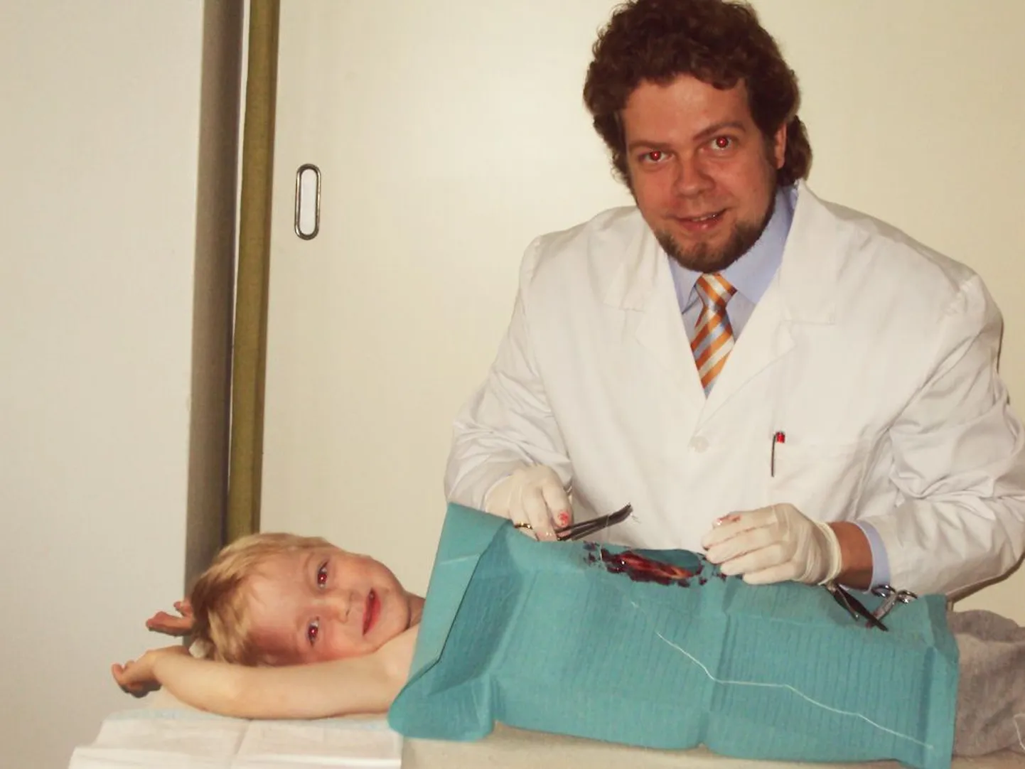 Soomes tuleb üldarstil tegeleda ka pisikirurgiaga ja panna paika kergemad luumurrud. Pildil korrigeerib Soomes töötav eestlasest üldarst Ingmar Lindström nelja-aastase Steni naba.