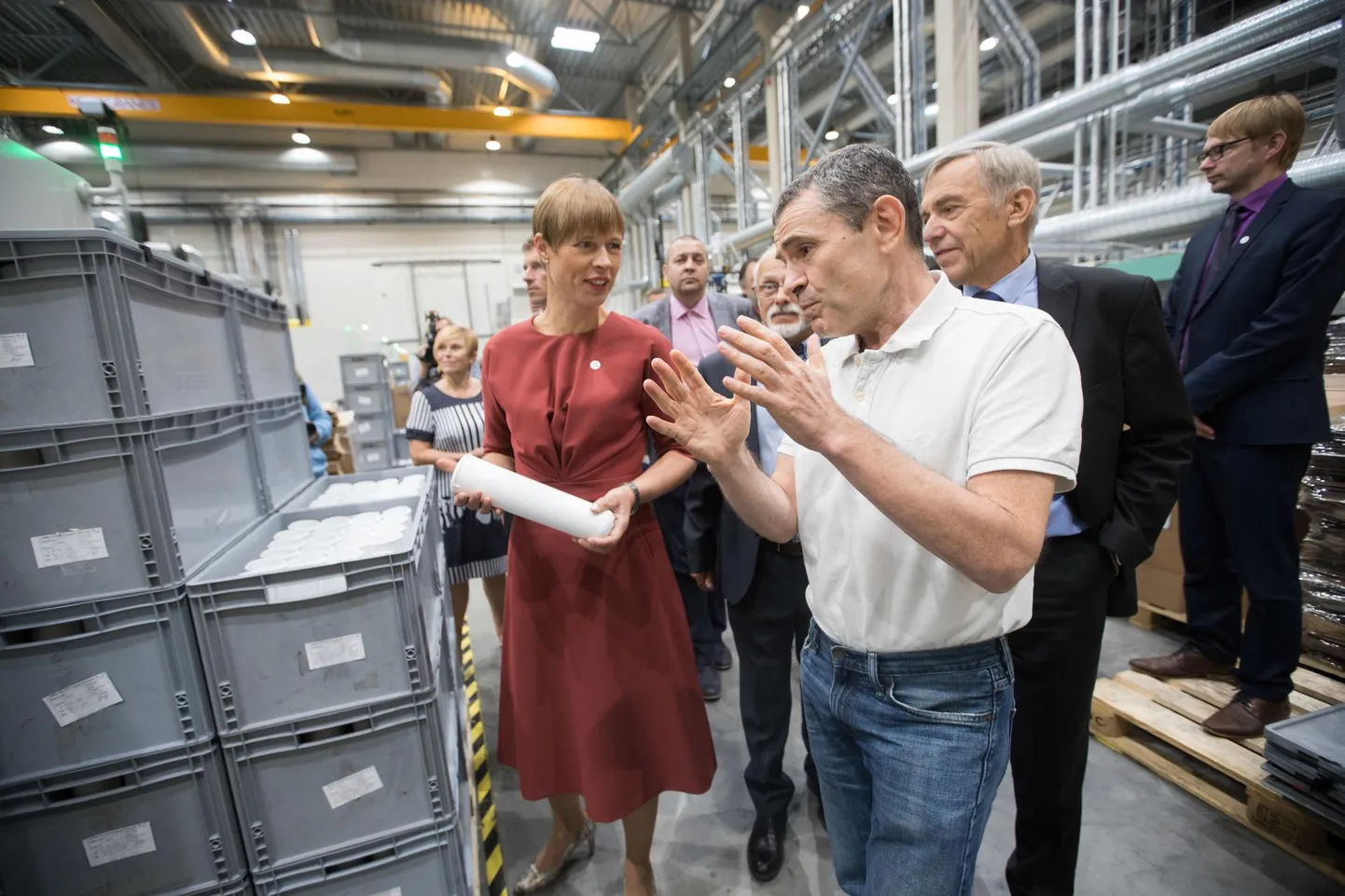 President Kersti Kaljulaidi esimesel töönädalal Narvas tegi Aquaphori Narva tehases talle tuuri kontserni peadirektor Joseph L. Schmidt. Viimase selja taga seisab presidendi majandusnõunik Heido Vitsur.