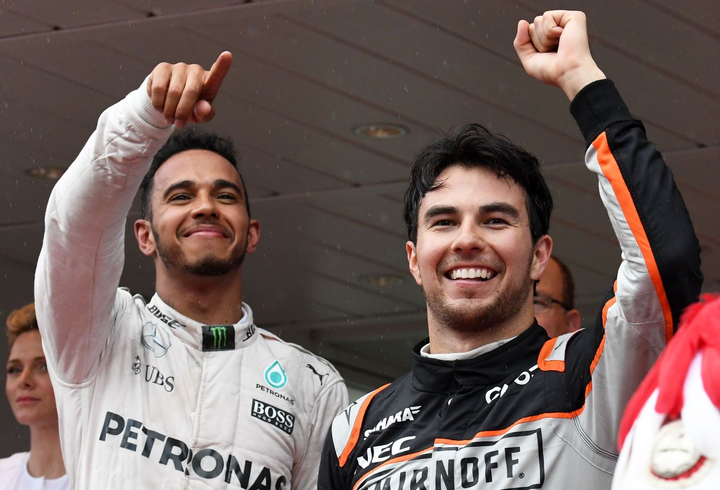 Lewis Hamilton ja Sergio Perez (paremal)