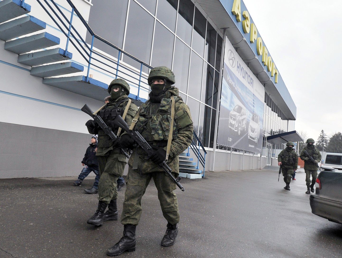 Relvastatud isikud Simferopoli lennujaama juures