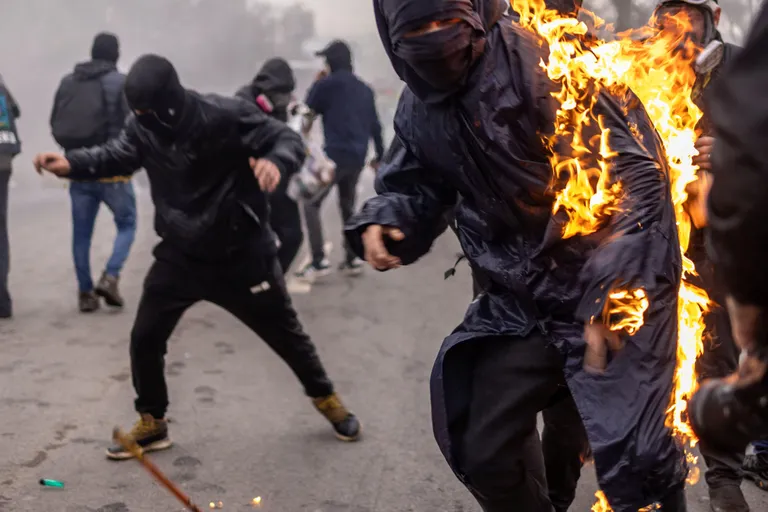Участники беспорядков в Сантьяго.