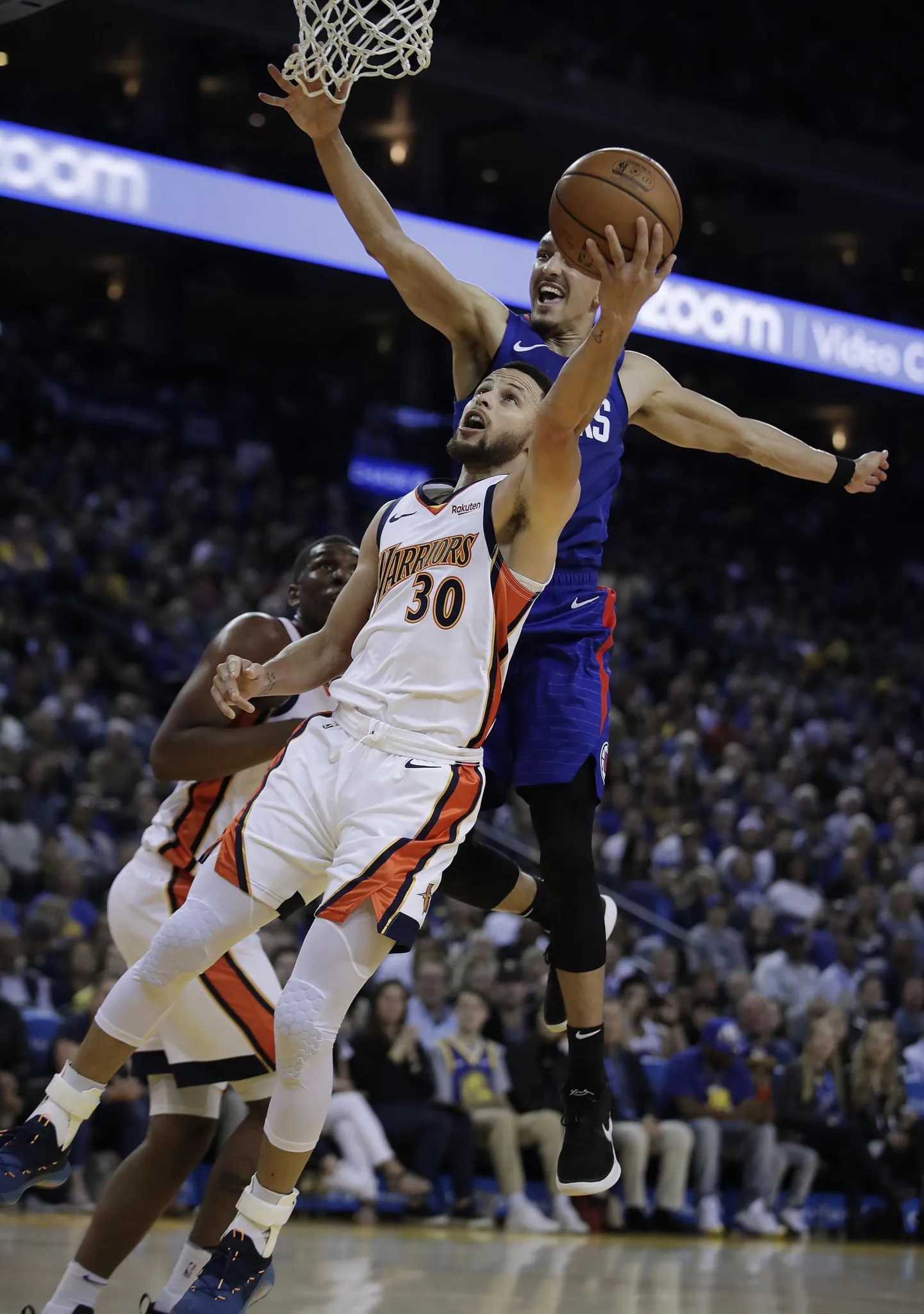 Golden State Warriorsi staar Stephen Curry (30) mängib üle LA Clippersi Landry Shameti.
