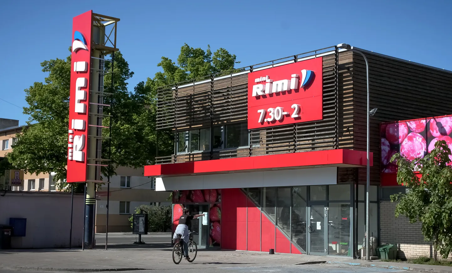 PRN01:UUS TULEVANE MINI RIMI JANSENI TÄNAVAL
 : PÄRNU, EESTI,06JUN15-
al/FOTO ANTS LIIGUS PÄRNU POSTIMEES